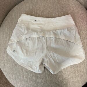 lululemon speed up mid rise lined short 4 inch size 2TALL
color WHITE